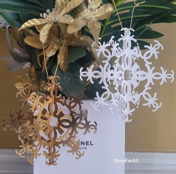 2024 CHANEL SNOWFLAKE ORNAMENTS SET - Picture 3 of 11